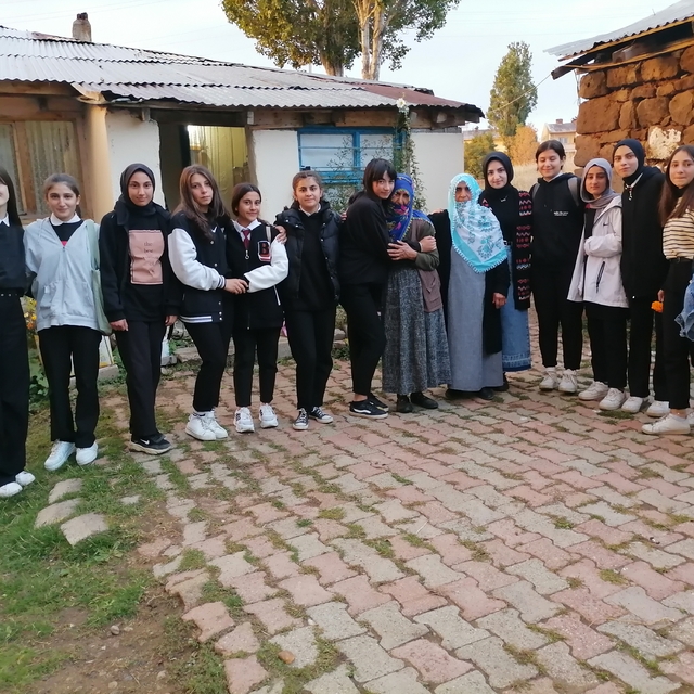 Hınıs'ta lise öğrencilerine değerler eğitimi veriliyor
