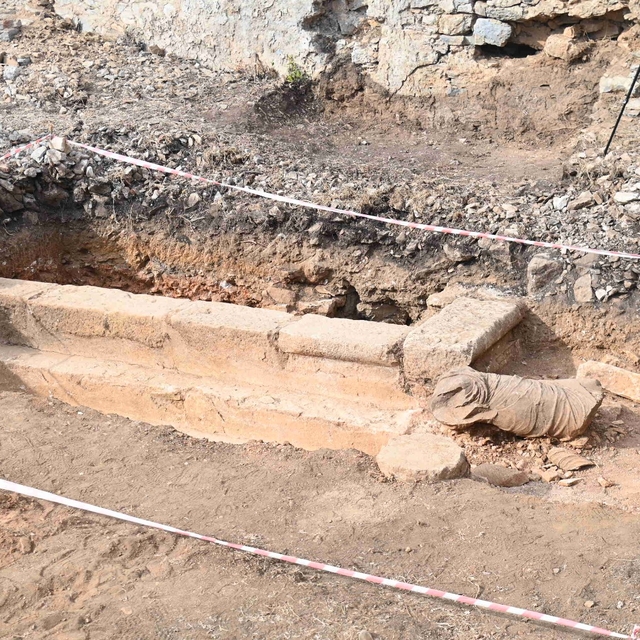 Mersin'deki Anemurium Antik Kenti'nde kadın heykeli bulundu