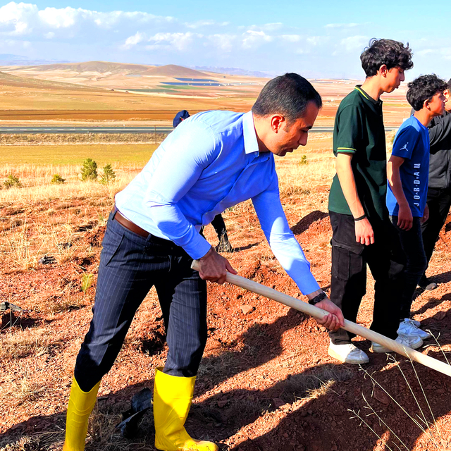 Sarıoğlan'da 500 fidan toprakla buluştu