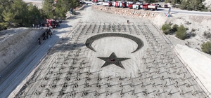 Türk bayrağı temasının oluşturulduğu alana, 16 Türk devleti için 16 ayrı türde fidan dikildi