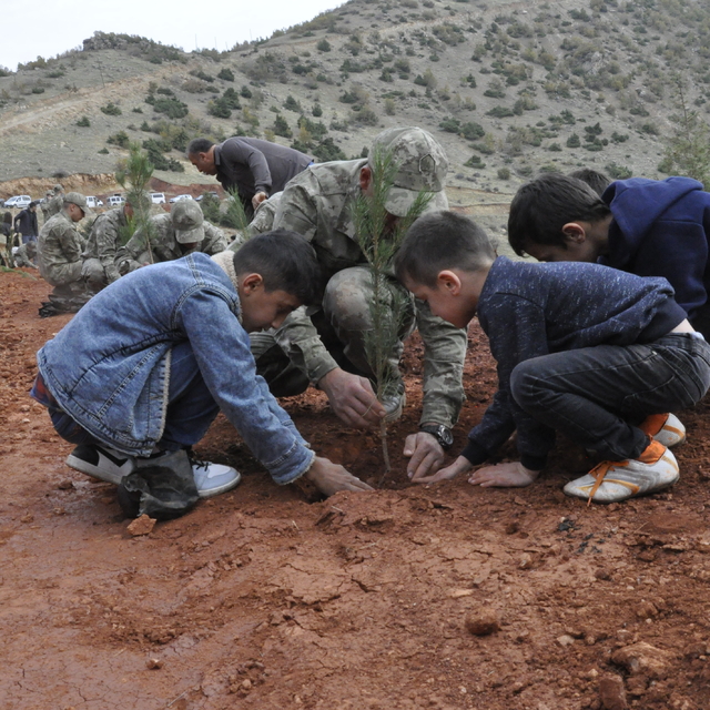 Çukurca'da şehitlerin adına 629 fidan toprakla buluşturuldu