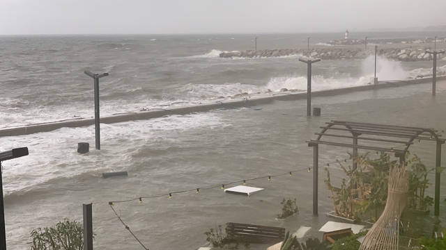 Edremit Körfezi'nde lodos ve sağanak hayatı olumsuz etkiliyor
