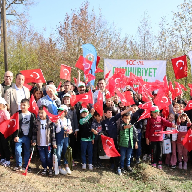 Asarcık ilçesinde Milli Ağaçlandırma Günü'nde 100 fidan dikildi