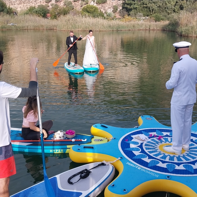 Muğla'da deniz tutkunu çift için su üstünde temsili nikah töreni