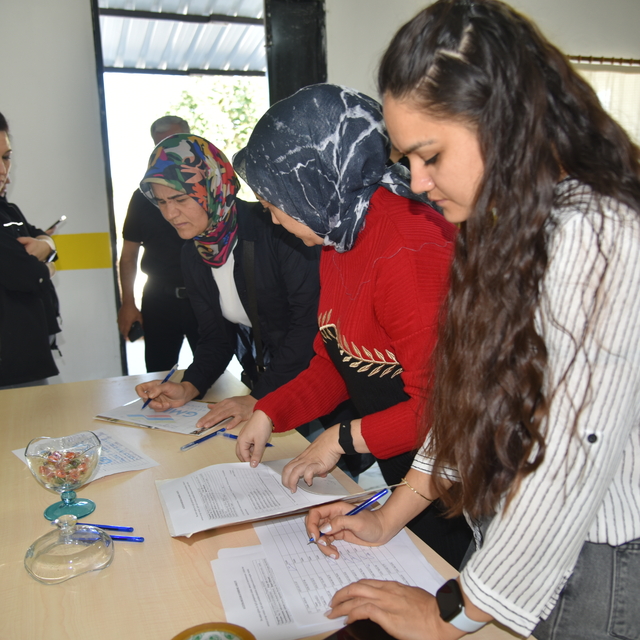 Sındırgı'da arıcılık mesleği ile ilgili kadınlara eğitim verildi