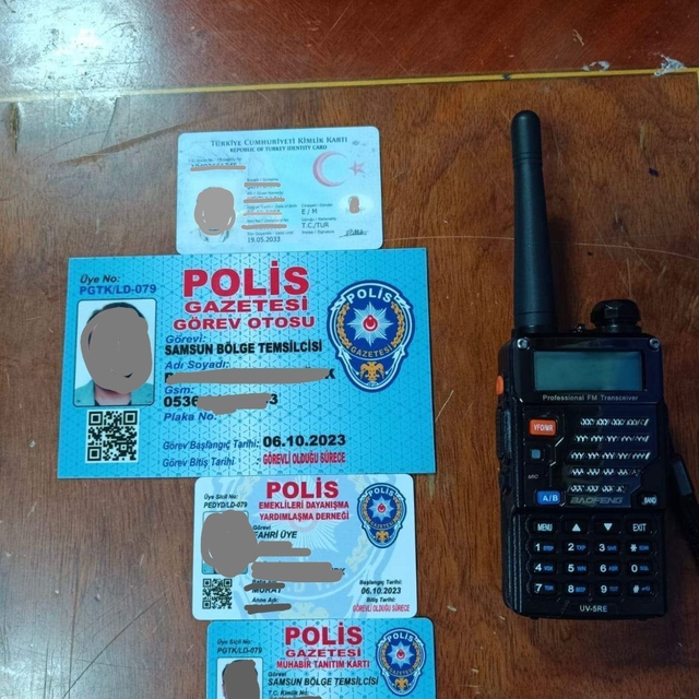 Polisin durdurduğu araçtan sahte polis kimliği ve muhabir kartı ile telsiz...