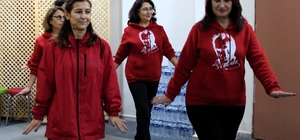 Bilecik'te halk oyunu sevdası farklı meslek gruplarından kadınları buluştur...