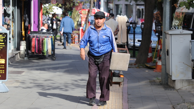 Engellerle 2 yaşında tanışan ayakkabı boyacısı, 38 yıldır aynı yerde ekmeğini kazanıyor