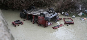 Hafif ticari araç Gediz Nehri'ne uçtu: 3 ölü