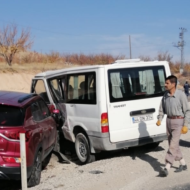 Malatya'da minibüs ile otomobilin çarpışması sonucu 5 kişi yaralandı