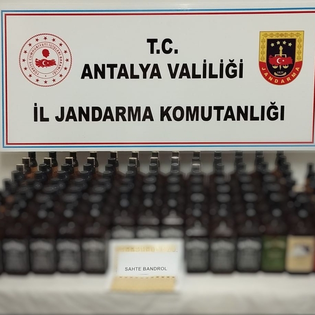 Antalya'da yolcu otobüsünde 93 litre kaçak içki ele geçirildi