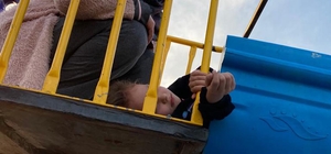 Parkta bileği kaydırak demirine sıkışan Mira'yı itfaiye kurtardı