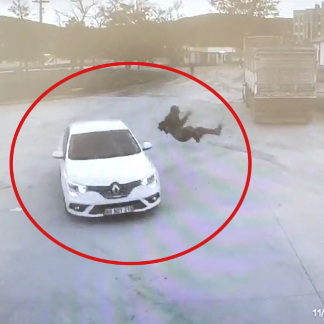 Ağabeyini öldüren kişinin ağabeyine otomobille çarpıp, yaraladı