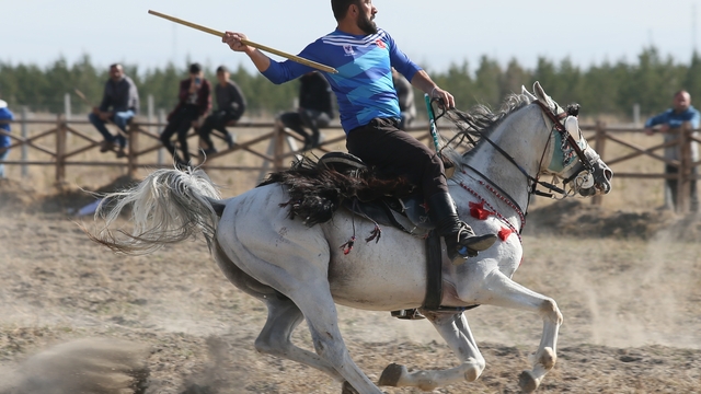 Kars'ta ata sporu cirit, köylülerin dostluk maçlarıyla yaşatılıyor