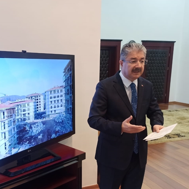 Osmaniye Valisi Yılmaz'dan deprem konutları yapımının yavaş ilerlediği iddi...