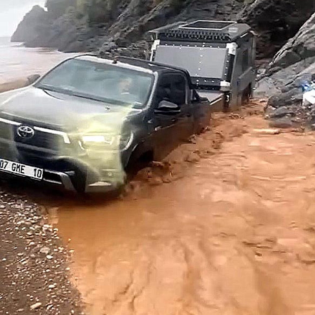 Muğla'da sağanak sele neden oldu; tatilciler korku dolu anlar yaşadı