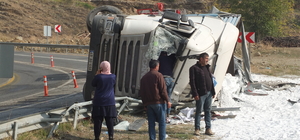 Elazığ'da devrilen tuz yüklü tırın sürücüsü yaralandı 