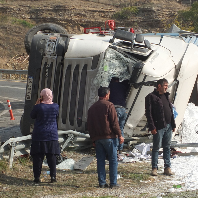 Elazığ'da devrilen tuz yüklü tırın sürücüsü yaralandı