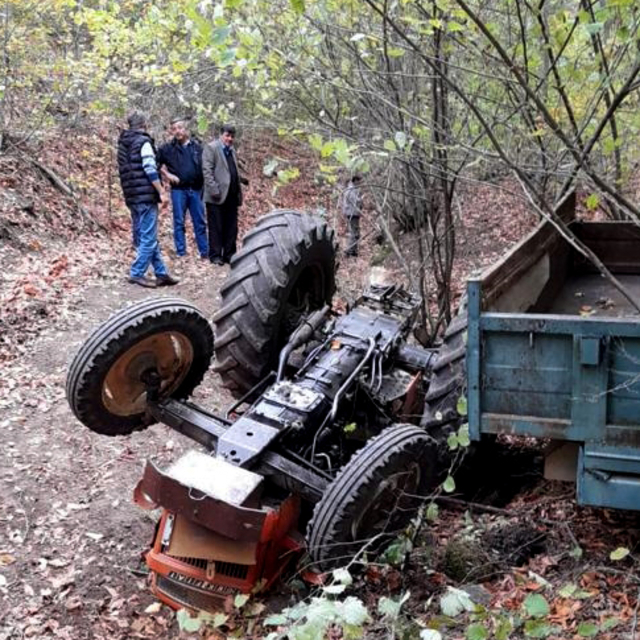 Kütahya'da devrilen traktörün sürücüsü öldü