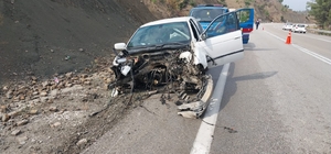 Burdur'da 3 otomobilin karıştığı kazada 5 kişi yaralandı