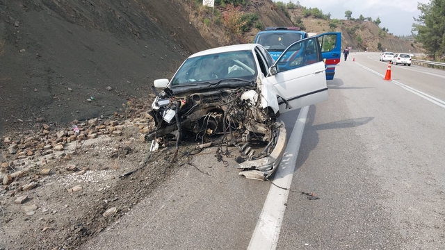 Burdur'da 3 otomobilin karıştığı kazada 5 kişi yaralandı