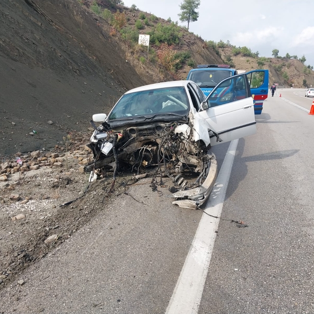 Burdur'da 3 otomobilin karıştığı kazada 5 kişi yaralandı