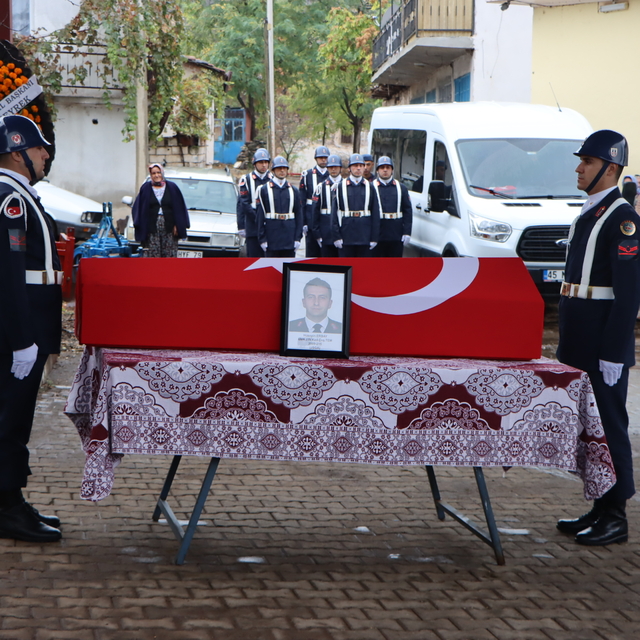 Ankara'da tedavi gördüğü hastanede vefat eden askerin cenazesi Manisa'da de...