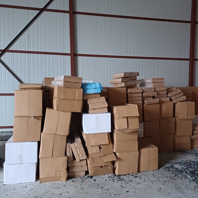 İzmir'de kaçak sigara operasyonunda 3 zanlı yakalandı