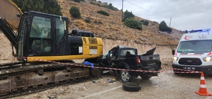 Eskişehir'de pikabın iş makinesine çarptığı kazada aynı aileden iki kişi öl...