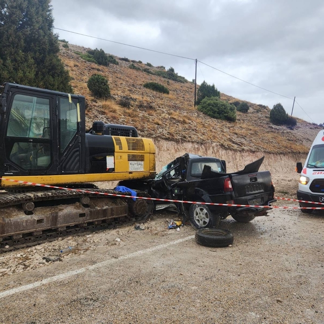 Eskişehir'de pikabın iş makinesine çarptığı kazada aynı aileden iki kişi öl...