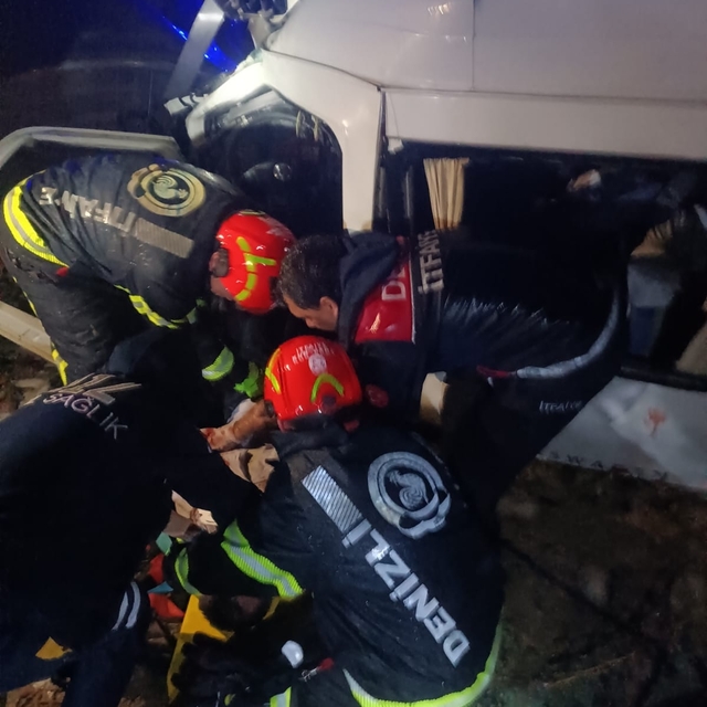 Denizli'de tırla minibüsün çarpışması sonucu 1 kişi öldü, 3 kişi yaralandı
