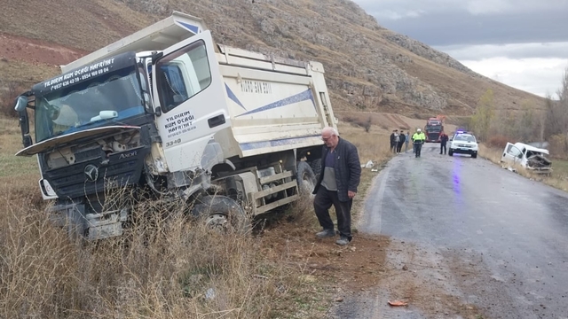 Bayburt'ta hafif ticari araç ile kamyon çarpıştı, 1 kişi yaralandı