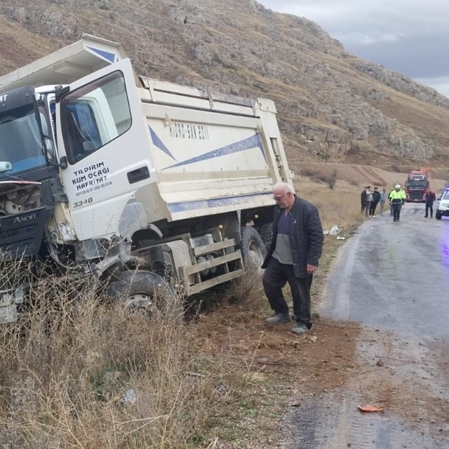 Bayburt'ta hafif ticari araç ile kamyon çarpıştı, 1 kişi yaralandı
