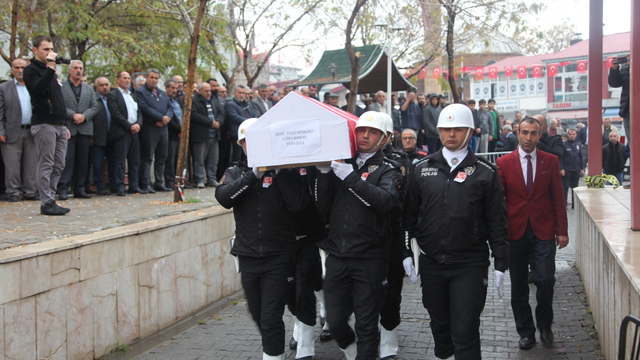 İstanbul'da şehit olan polis memuru Lütfü Baykar memleketi Bitlis'te son yolculuğuna uğurlandı