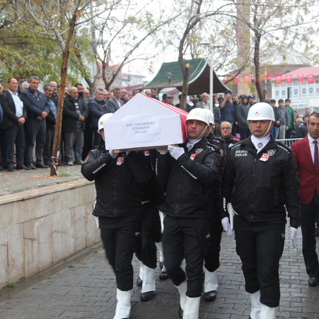 İstanbul'da şehit olan polis memuru Lütfü Baykar memleketi Bitlis'te son yo...