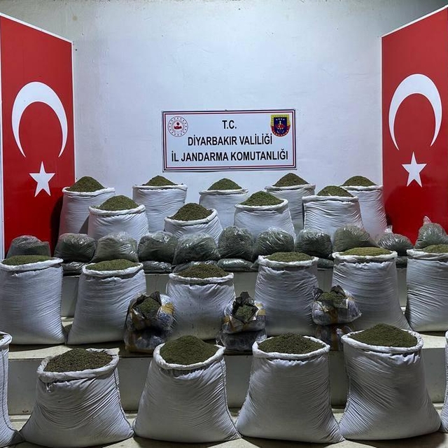 Diyarbakır'da 1 ton 23 kilogram esrar ele geçirildi