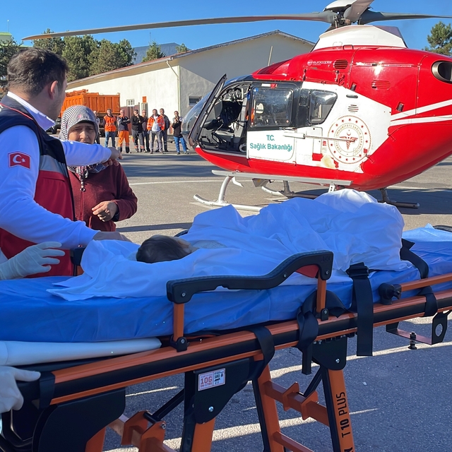 Bartın'da ambulans helikopter 8 aylık bebek için havalandı