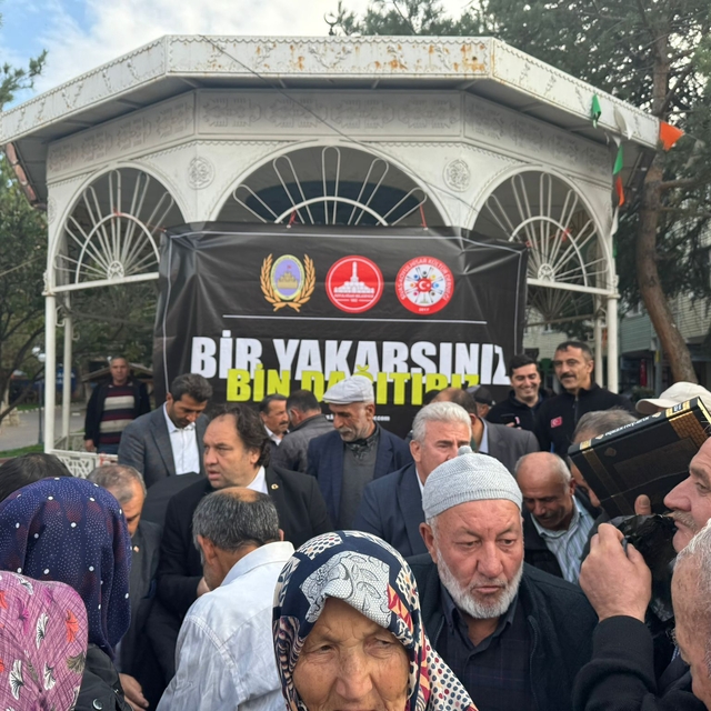 Koyulhisar'da vatandaşlara Kur'an-ı Kerim dağıtıldı