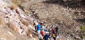 Boyabat'ta dereye yuvarlanan otomobilin sürücüsü yaralandı