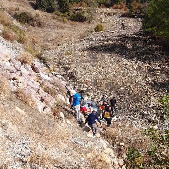 Boyabat'ta dereye yuvarlanan otomobilin sürücüsü yaralandı