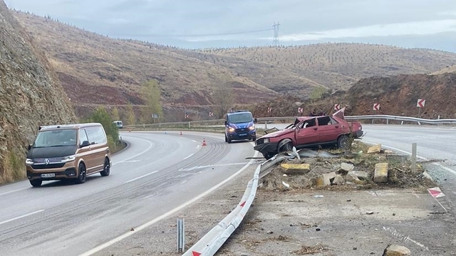 Afyonkarahisar'da refüje çarparak devrilen otomobildeki 2 kişi yaşamını yitirdi