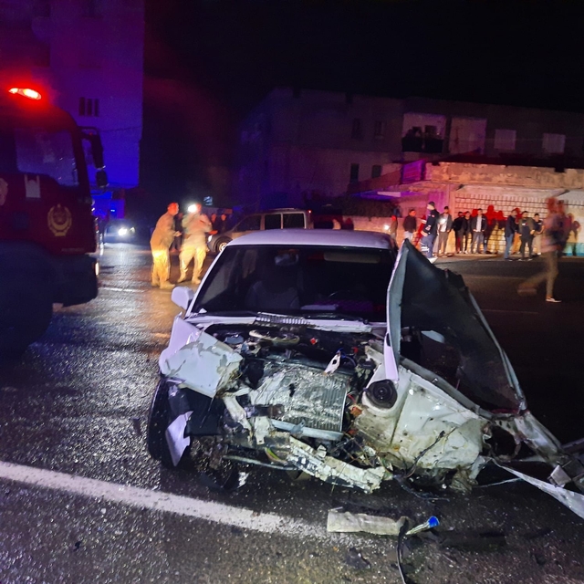 Mardin'de hafif ticari araç ile otomobil kafa kafaya çarpıştı: 6 yaralı