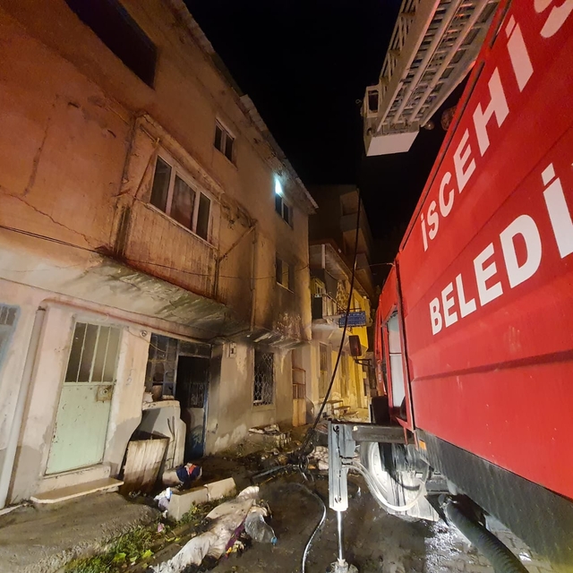 Afyonkarahisar'da bir evde çıkan yangın hasara yol açtı