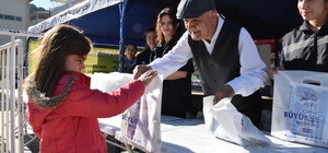 Aydın Büyükşehir Belediyesi, Yenipazar'da sebze fidesi dağıttı