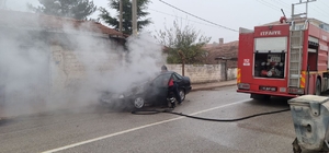 Alaca'da park halindeki otomobil yandı