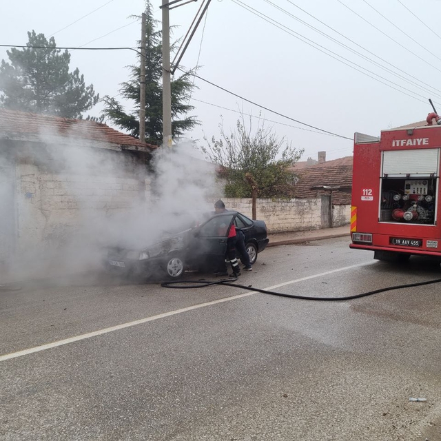 Alaca'da park halindeki otomobil yandı