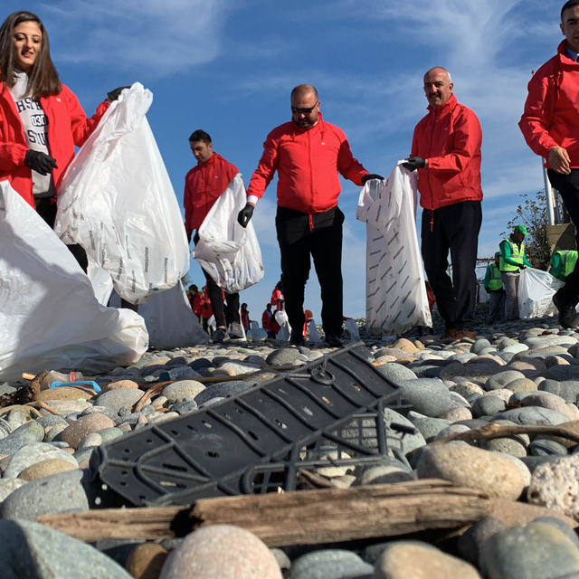 Rize'de üniversitelerden kıyı temizliği