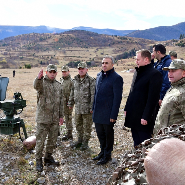 Ardahan Valisi Çiçek'ten sınırın sıfır noktasındaki askerlere moral ziyaret...