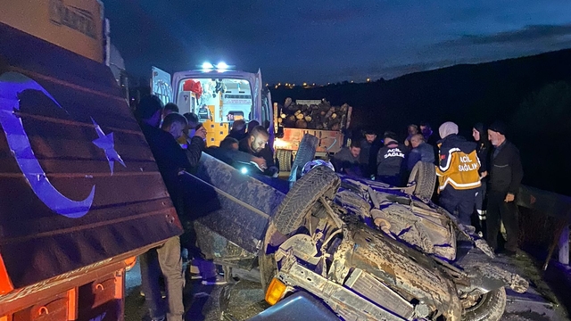 Çankırı'da traktör römorkuna arkadan çarpan otomobildeki 2 kişi yaralandı