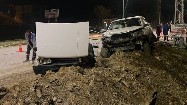 Eflani'de pikap ile çarpışan otomobildeki 2 kişi yaralandı